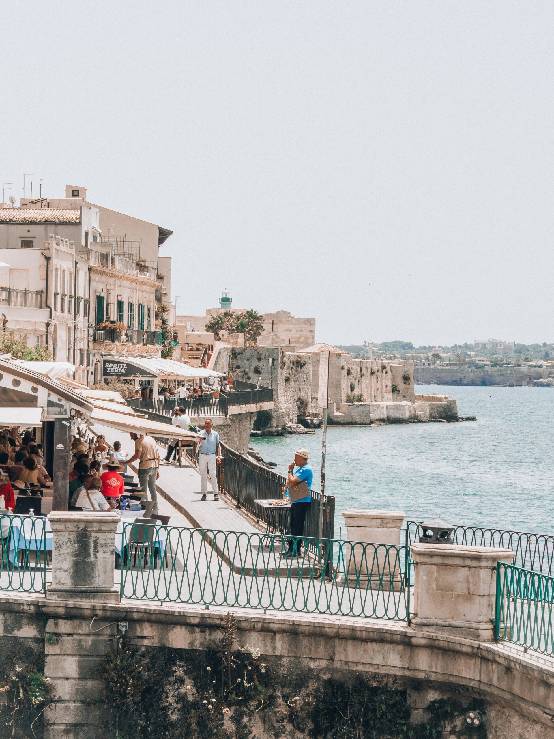 yoav-aziz-lkPWSM4TyJo-unsplash